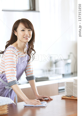 掃除するカフェスタッフ 137351850