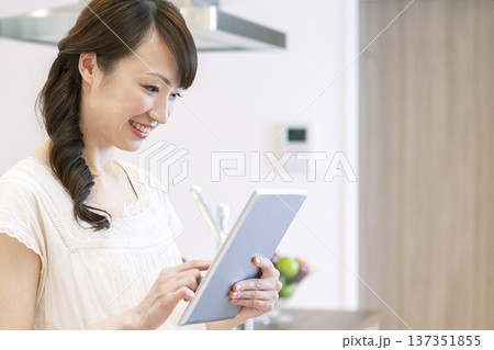 タブレットPCを操作する女性 タブレットPCを操作する女性 137351855