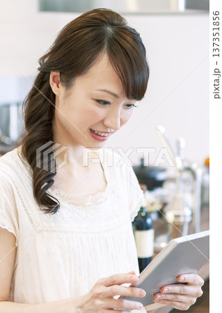 タブレットPCを操作する女性 タブレットPCを操作する女性 137351856