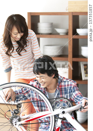 自転車を整備するカップル 自転車を整備するカップル 137351857