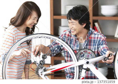 自転車を整備するカップル 137351859