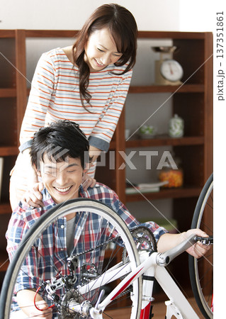 自転車を整備するカップル 自転車を整備するカップル 137351861