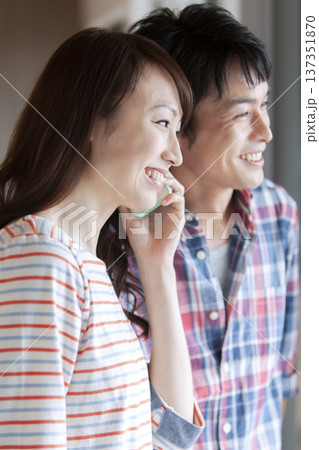携帯電話で話すカップル 携帯電話で話すカップル 137351870
