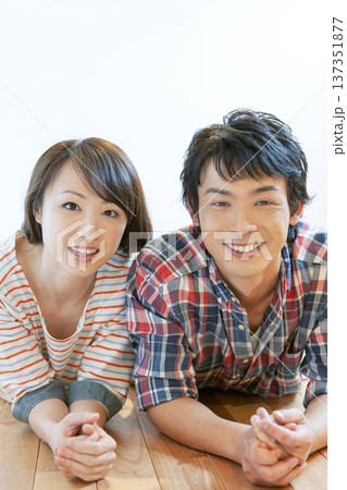 床に寝転ぶカップル 137351877
