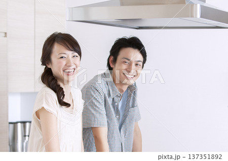 キッチンに立つカップル キッチンに立つカップル 137351892