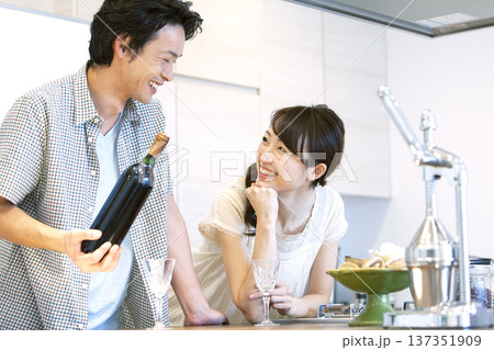キッチンで話すカップル キッチンで話すカップル 137351909
