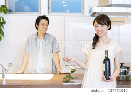 キッチンで話すカップル 137351912