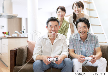 ゲームをする2世代家族 ゲームをする2世代家族 137351931