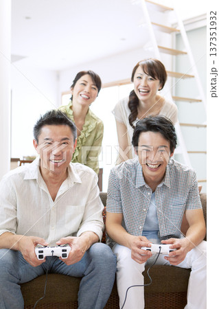 ゲームをする２世代家族 137351932