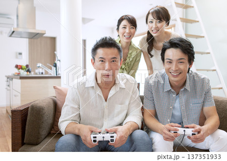 ゲームをする２世代家族 137351933