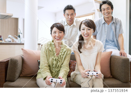 ゲームをする2世代家族 ゲームをする2世代家族 137351934