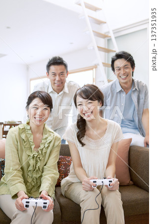 ゲームをする２世代家族 137351935