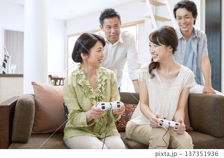 ゲームをする２世代家族 137351936
