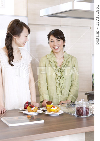 キッチンで話す母親と娘 キッチンで話す母親と娘 137351961