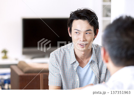 リビングで話す父親と息子 リビングで話す父親と息子 137351963
