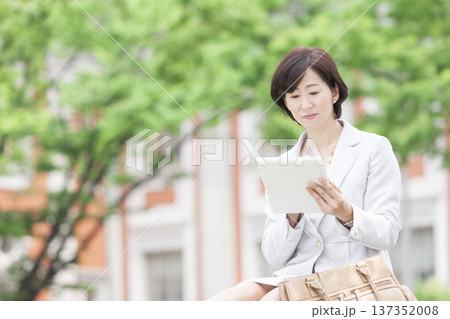 タブレットを操作するキャリアウーマン 137352008