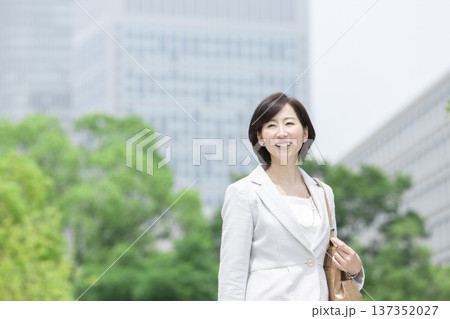 オフィス街を歩くキャリアウーマン 137352027
