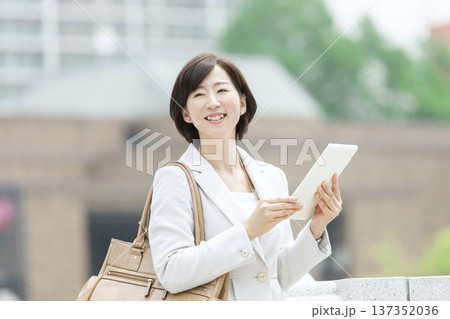 タブレットを操作するキャリアウーマン 137352036