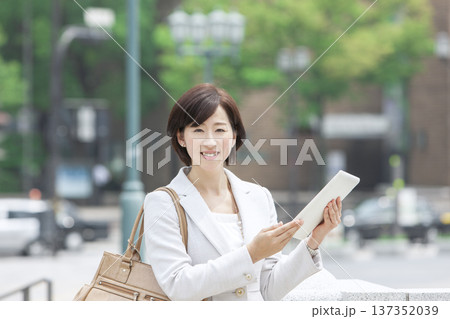 タブレットを操作するキャリアウーマン 137352039