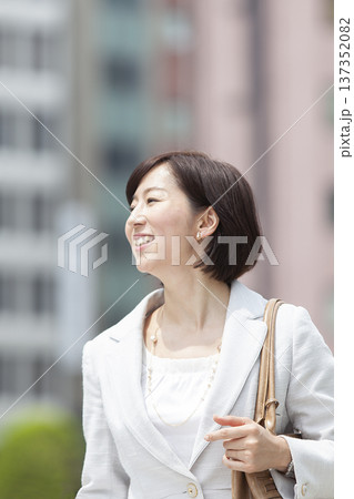 オフィス街を歩くキャリアウーマン 137352082