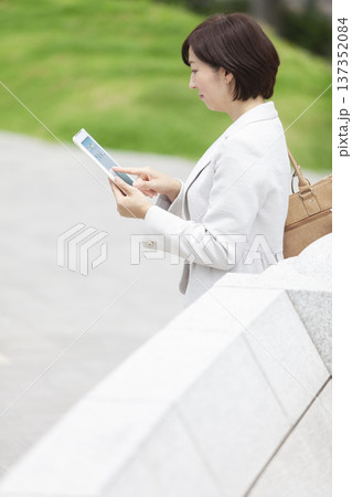 タブレットを操作するキャリアウーマン 137352084