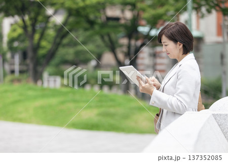 タブレットを操作するキャリアウーマン 137352085