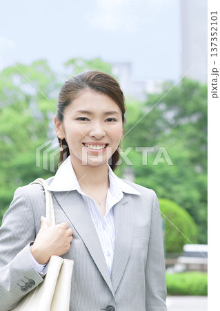 オフィス街を歩くビジネスウーマン 137352101