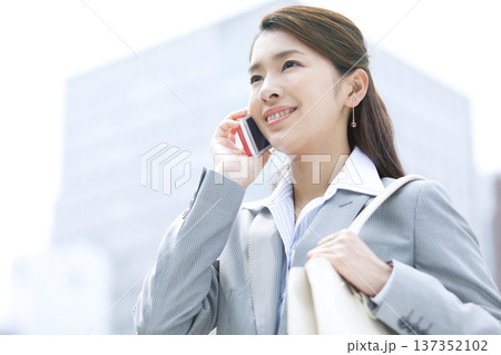 スマートフォンで電話するビジネスウーマン 137352102