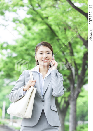 スマートフォンで電話するビジネスウーマン 137352114