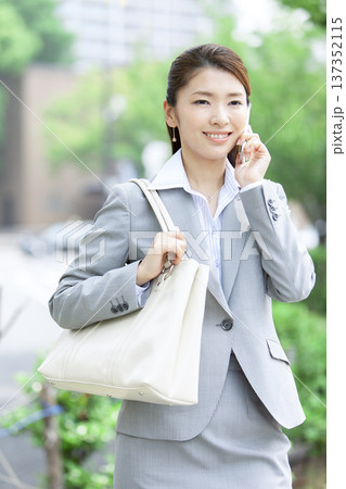 スマートフォンで電話するビジネスウーマン 137352115