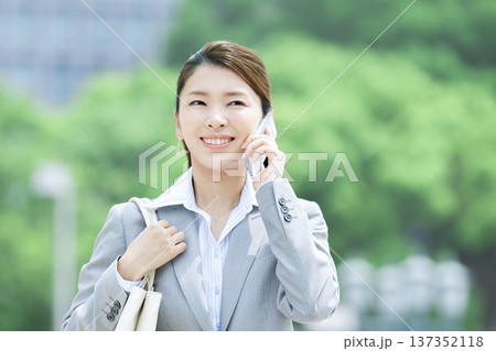 スマートフォンで電話するビジネスウーマン 137352118