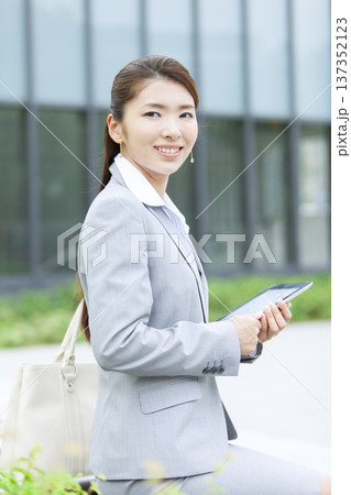 タブレットを持ったビジネスウーマン タブレットを持ったビジネスウーマン 137352123