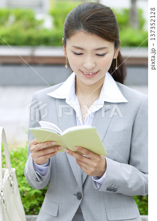 手帳を見るビジネスウーマン 137352128