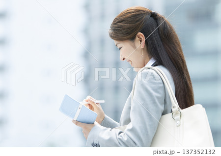 手帳を見るビジネスウーマン 137352132