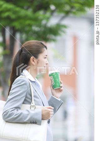 コーヒーを飲むビジネスウーマン 137352138