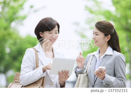 タブレットを見る２人のビジネスウーマン 137352151