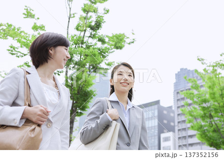 オフィス街を歩く２人のビジネスウーマン 137352156