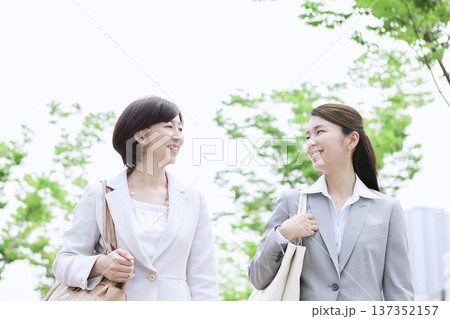 オフィス街を歩く２人のビジネスウーマン 137352157
