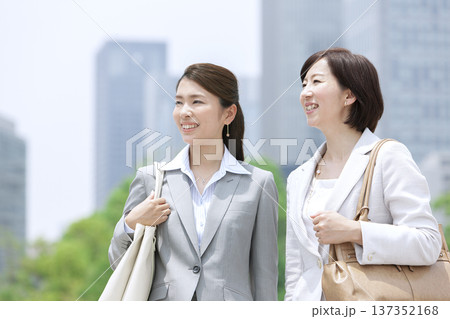 オフィス街を歩く２人のビジネスウーマン 137352168