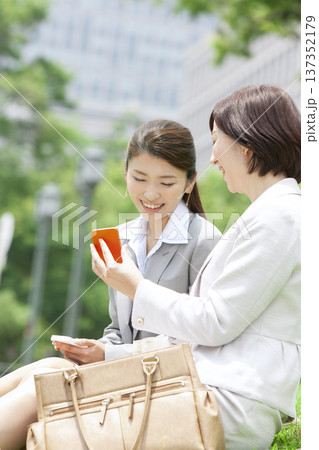 スマートフォンを見る2人のビジネスウーマン スマートフォンを見る2人のビジネスウーマン 137352179