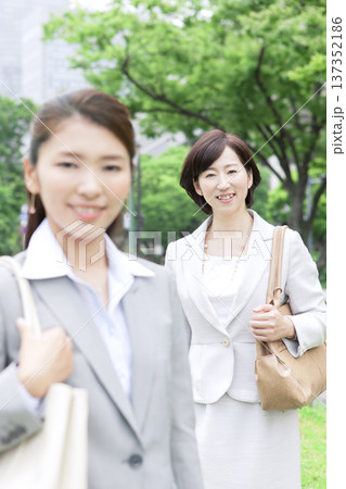 オフィス街を歩く２人のビジネスウーマン 137352186