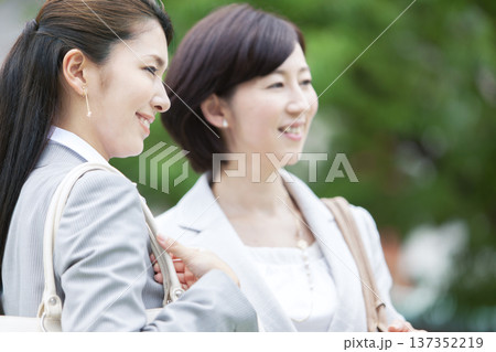 オフィス街を歩く２人のビジネスウーマン 137352219