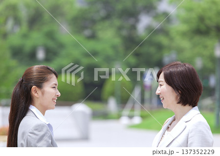立話しをする２人のビジネスウーマン 137352229