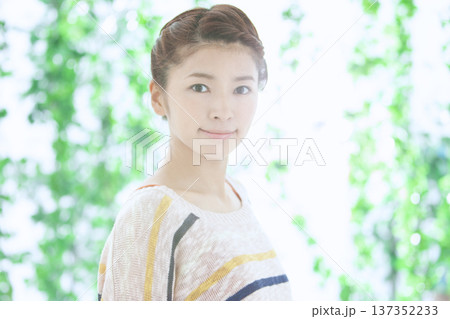 若い女性のポートレート 若い女性のポートレート 137352233