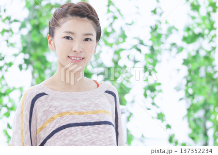 笑顔の女性のポートレート 137352234