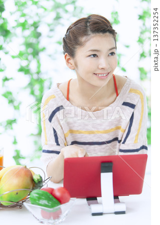 キッチンでタブレットを操作する女性 137352254