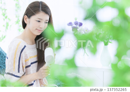 ドライヤーで髪を乾かす女性 ドライヤーで髪を乾かす女性 137352265