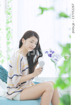 ドライヤーで髪を乾かす女性 ドライヤーで髪を乾かす女性 137352267