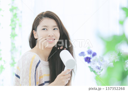 ドライヤーで髪を乾かす女性 137352268