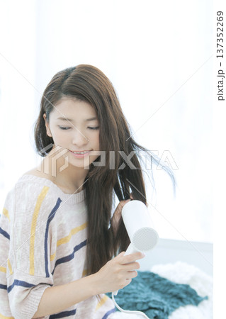 ドライヤーで髪を乾かす女性 137352269